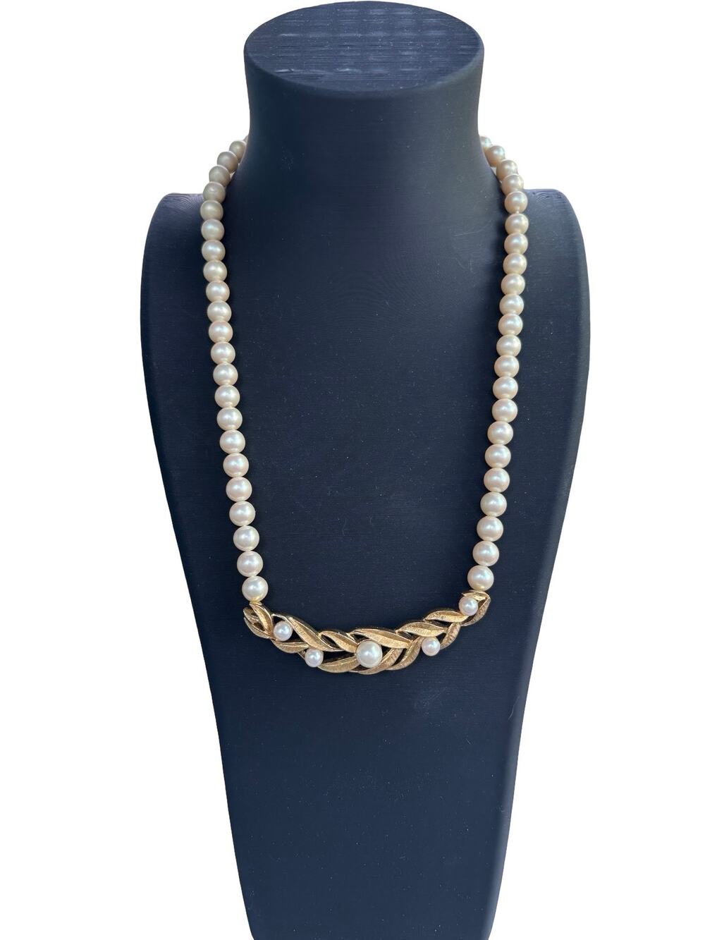 VINTAGE TRIFARI PEARL NECKLACE WITH GOLD PENDANT